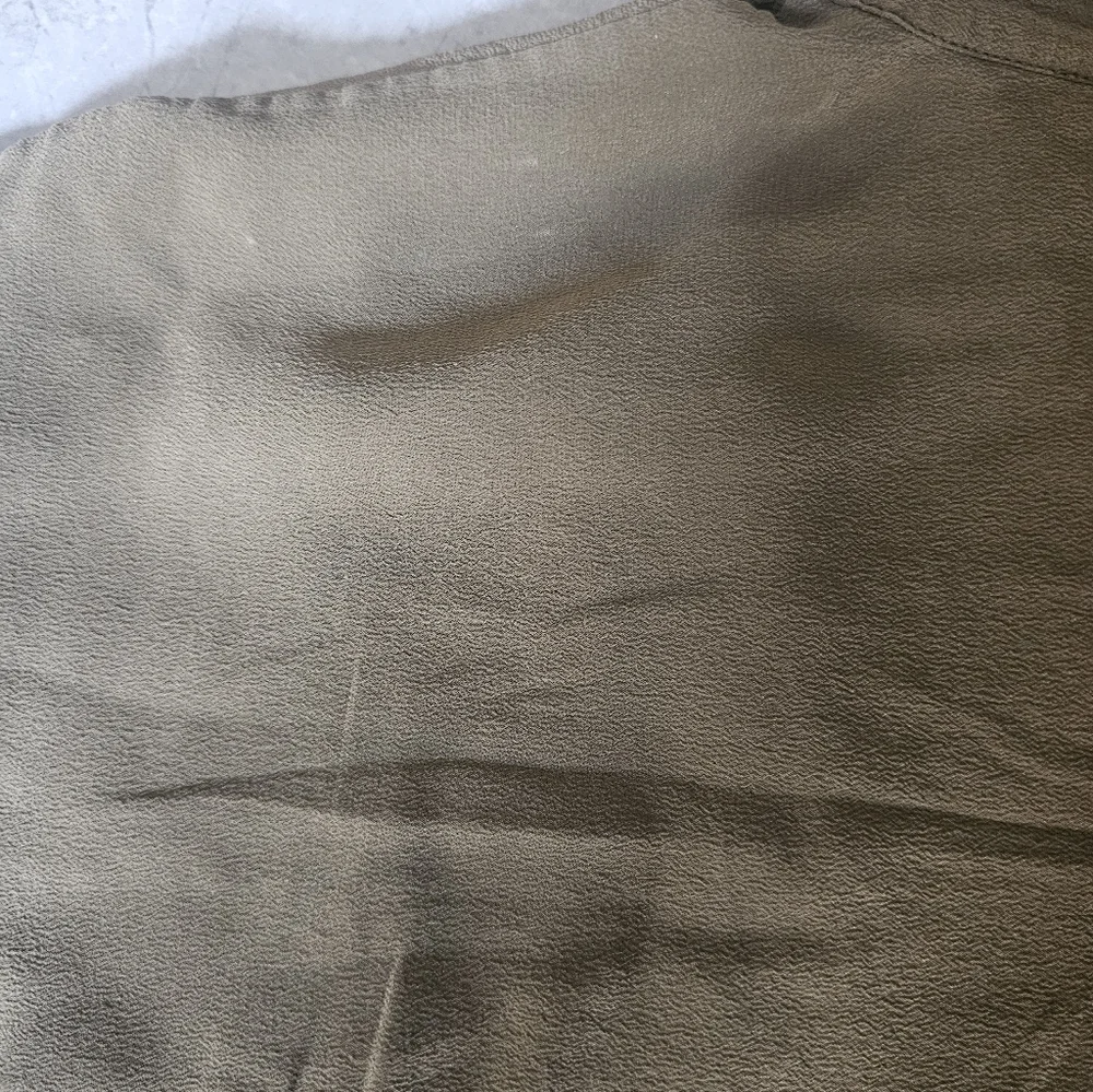 Everlane 100% Silk Olive Green Short Sleeve Collard Top Minimalist Basic 6 - Picture 7 of 7